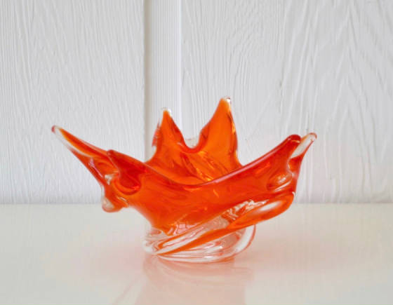 midcenturyhandblownbloodorangeflameformglassbowlbychaletgmn0060009100405.jpg