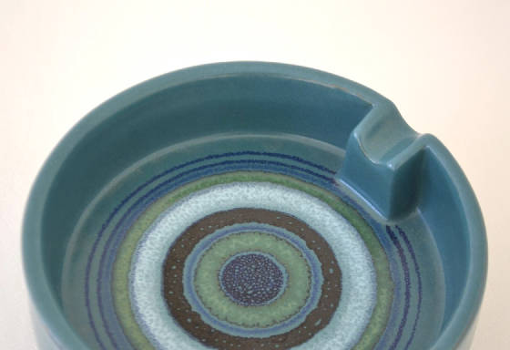 midcenturyhandthrownrosenthalnetterconcentriccirclesroundceramictrayafv003000220030B5.jpg