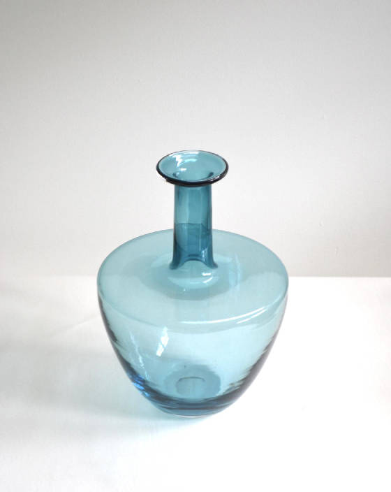 midcenturylongneckblueblownglassvasewes0010003200215.jpg