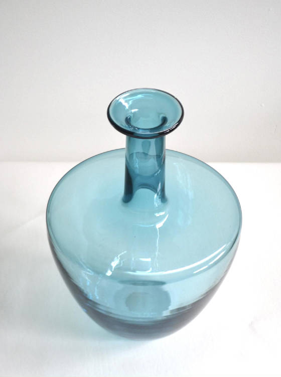 midcenturylongneckblueblownglassvasewes0010003200216.jpg