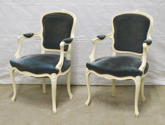 pairoflouisxvstyleblueupholsteryandwhitepaintedwoodarmchairsrhp0001009100324.jpg